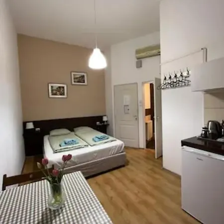 Apartment A13 Parliament Sunflower Cozy *